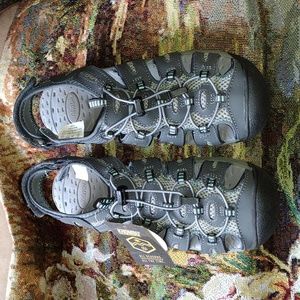 Khombu Crystal River Sandals